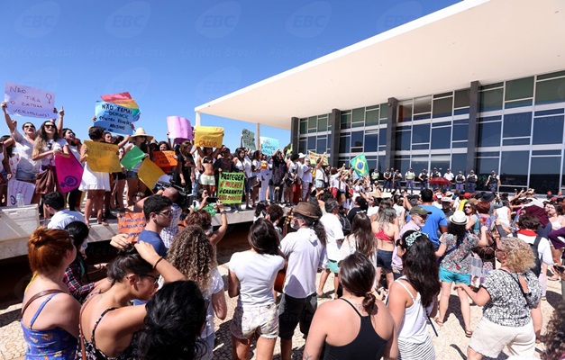 Manifestantes fazem protesto contra cultura do estupro em Brasília