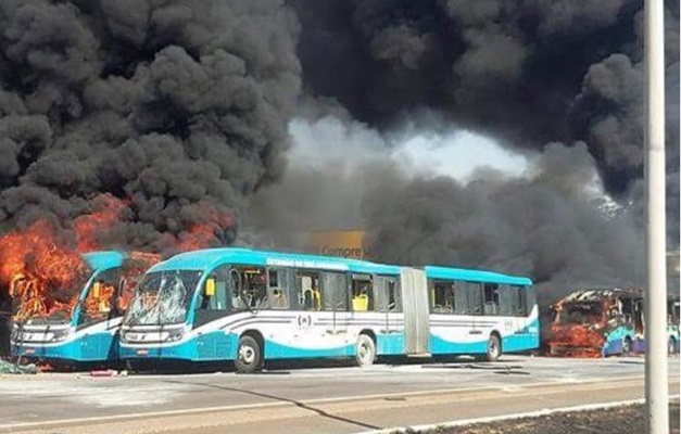 Manifestantes queimam sete ônibus e bloqueiam GO-070