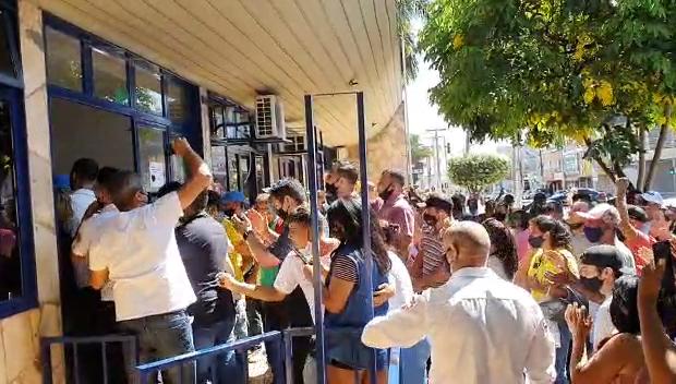 Manifestantes se aglomeram para pedir revogação de decreto em Caldas Novas 