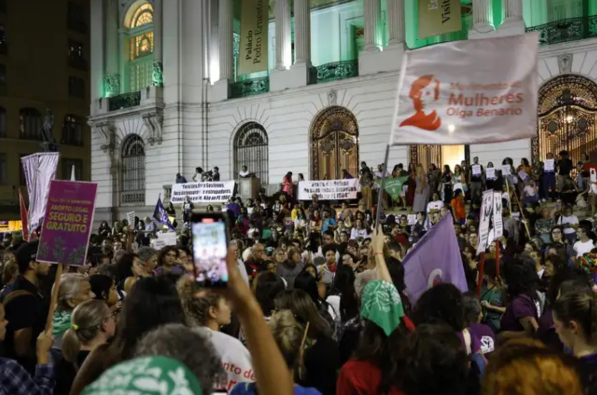 Manifestantes vão às ruas contra PL que equipara aborto a homicídio