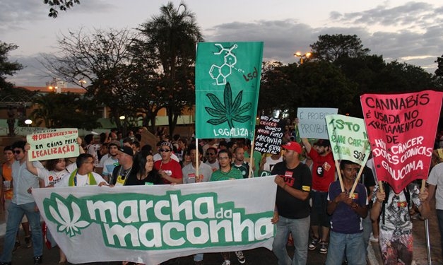 Marcha da Maconha reúne 2 mil pessoas em Goiânia