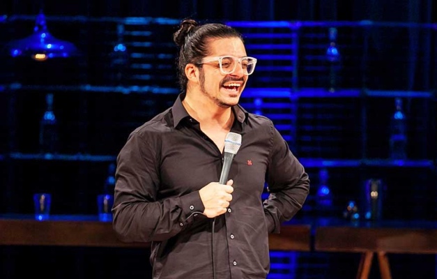 Márcio Donato apresenta stand up no Teatro PUC