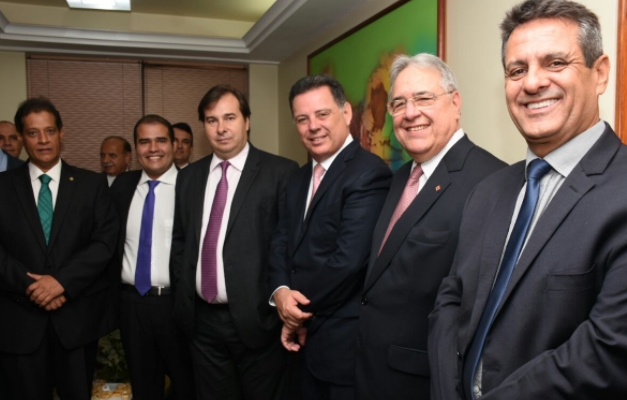 Marconi e Rodrigo Maia prestigiam posse da nova diretoria do Sincor-GO