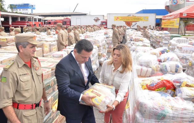 Marconi e Valéria Perillo entregam donativos arrecadados no Goiás Solidário