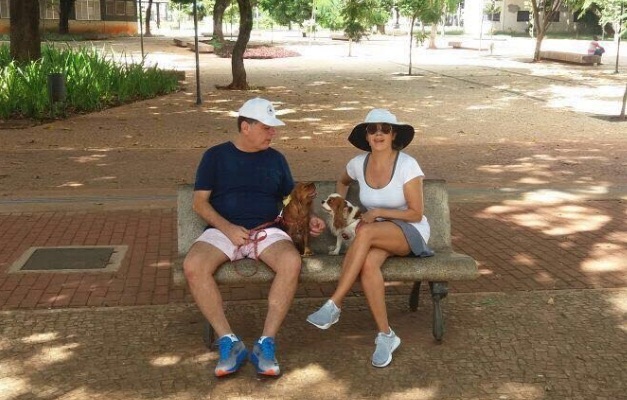 Marconi e Valéria Perillo passeiam na Praça Cívica durante Dia das Mães