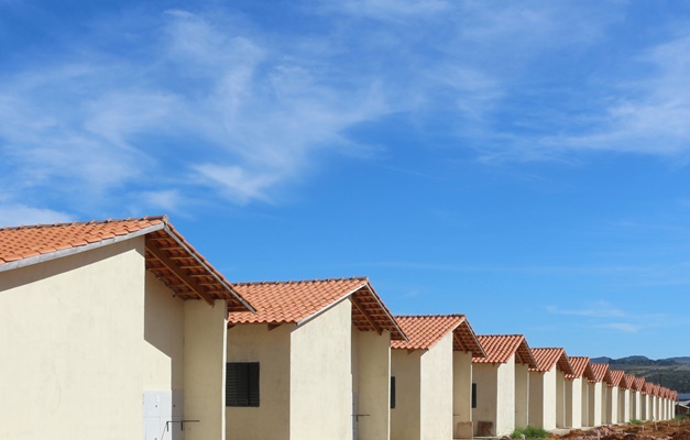 Marconi entrega casas e benefícios habitacionais em cinco municípios 