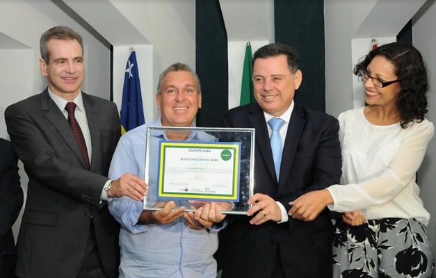 Marconi entrega certificado "Município Aedes Zero" a 30 prefeitos goianos 