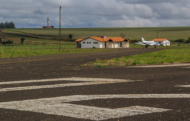 Marconi Perillo entrega novo aeroporto de Mineiros
