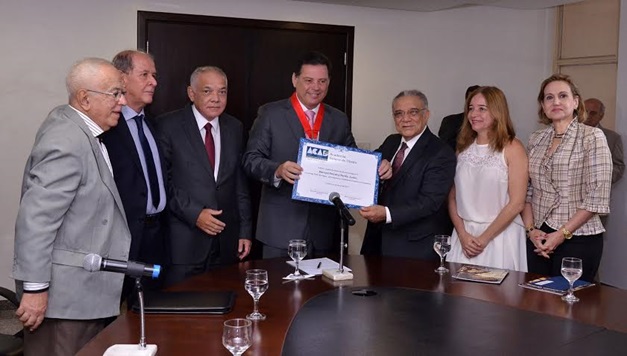 Marconi Perillo recebe principal honraria da Academia Goiana de Direito