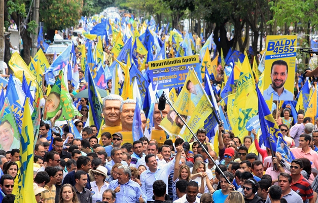 Marconi reúne milhares de pessoas em caminhada no Centro de Goiânia