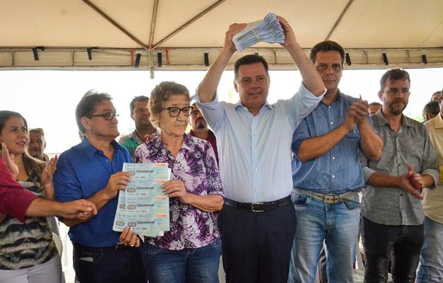 Marconi repassa duas parcelas do Goiás na Frente ao prefeito de Hidrolina