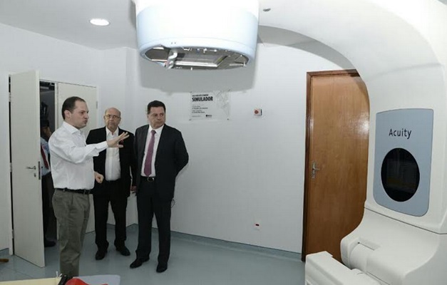 Marconi visita Hospital Araújo Jorge para conhecer novos equipamentos
