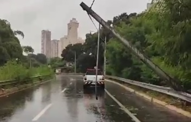 Marginal Botafogo tem pontos interditados por causa da chuva em Goiânia