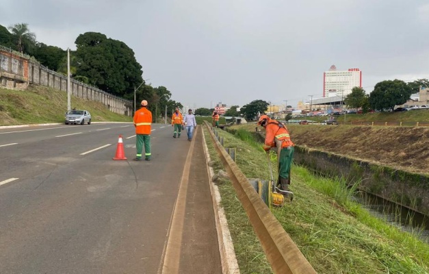 Marginal Cascavel e mais 30 bairros passam por roçagem e limpeza em Goiânia