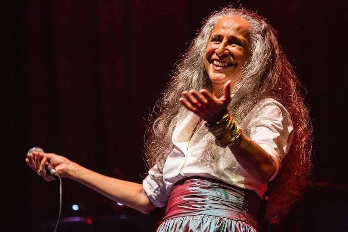 Maria Bethânia anuncia sua primeira 'live' 
