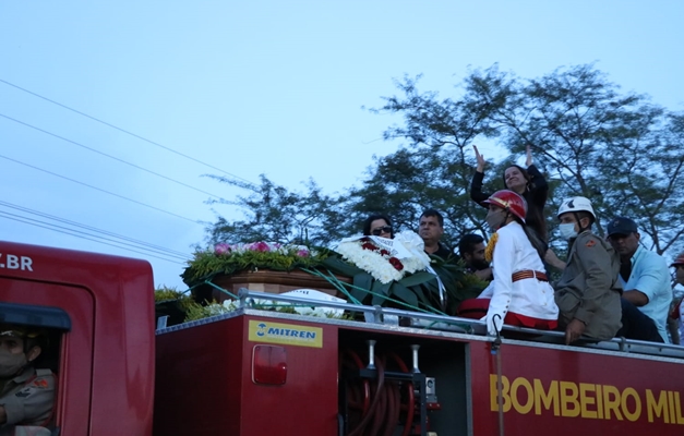 Marília Mendonça é sepultada em cerimônia reservada em Goiânia