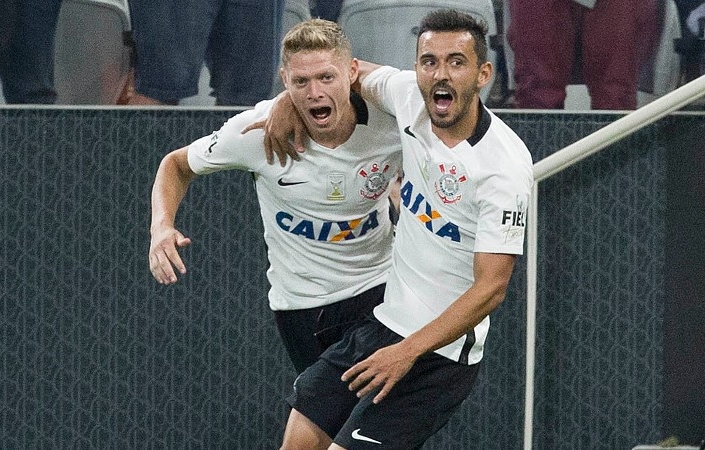 Marlone marca após pênalti polêmico e Corinthians vence Internacional