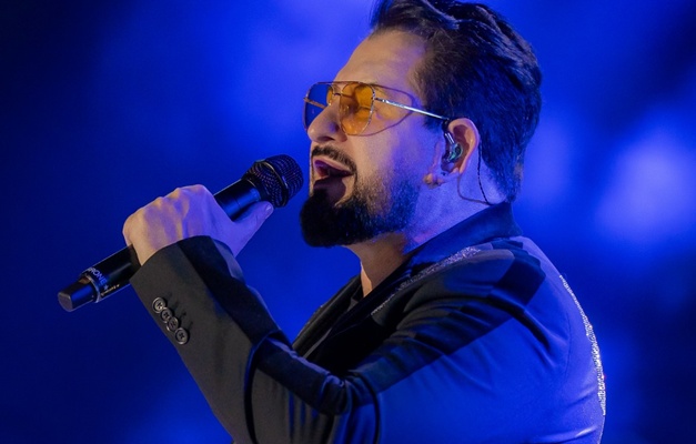 Marrone cai do palco durante show em Goiânia