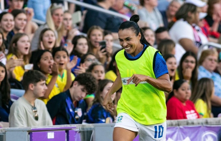 Marta pede que brasileiros não abandonem o futebol feminino: 'Terminei aqui, elas continuam'
