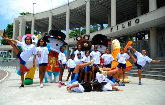 Mascotes das Olimpíadas visitam o Maracanã e ensaiam passos de samba