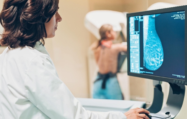 Mastologista do Hospital das Clínicas tira dúvidas sobre mamografia