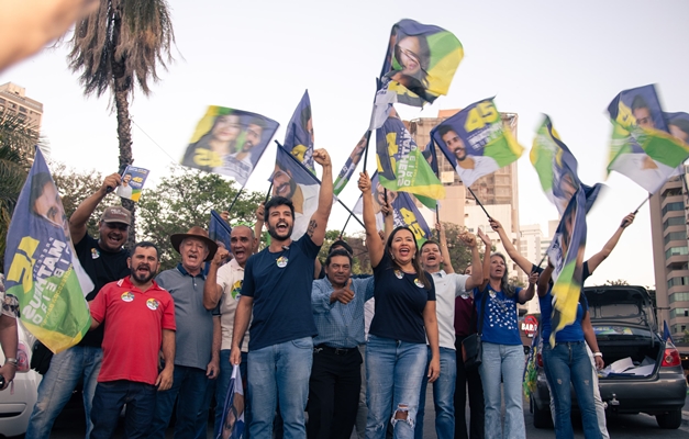 Matheus Ribeiro promove adesivaço em seu primeiro dia de campanha