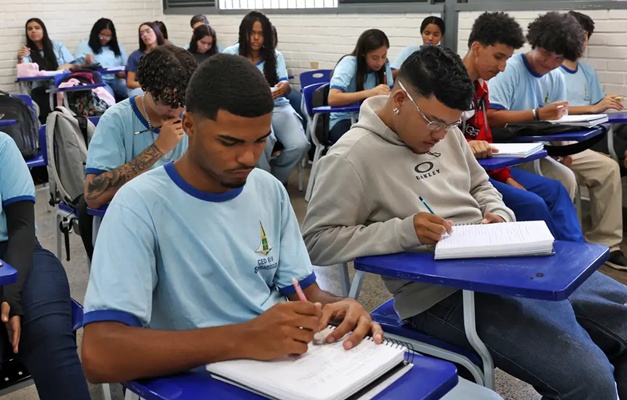 MEC orienta escolas na escolha de livros didáticos para o ensino médio