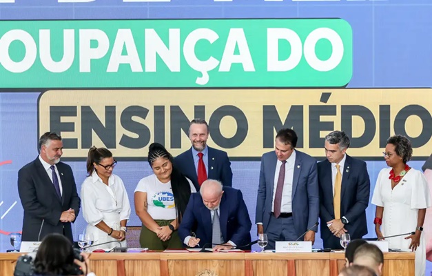MEC vai pagar até R$ 9,2 mil de bolsa em 3 anos para alunos de ensino médio; veja como funciona