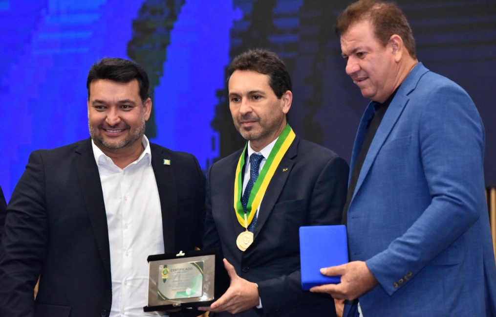 Medalha do Mérito Legislativo destaca gestão de Leandro Vilela em Aparecida