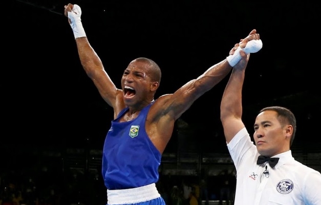 Medalha garantida: Robson Conceição vence melhor do mundo e está na final