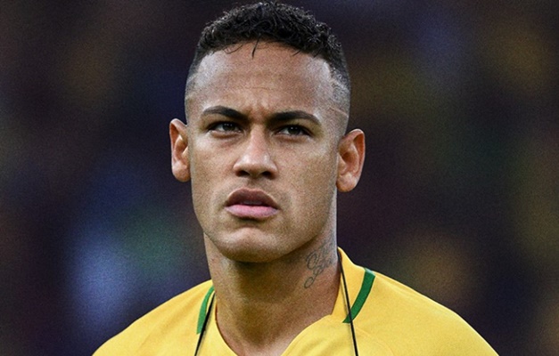 Médico da seleção chega a Paris para acompanhar situação de Neymar
