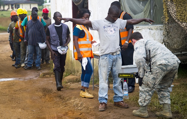Médico volta para os EUA com suspeita de ebola