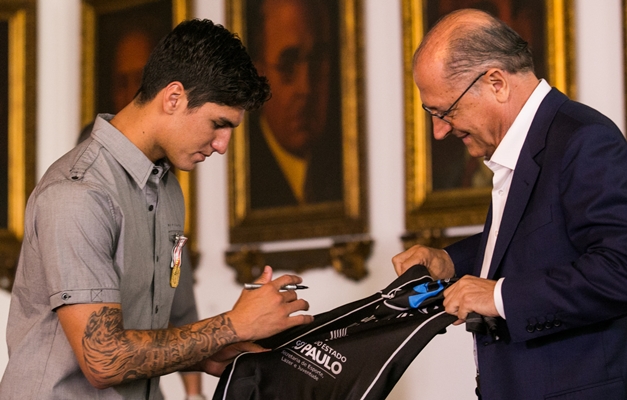 Medina recebe medalha das mãos do governador Alckmin em São Paulo