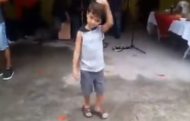 Menino dança músicas de Anitta e cantora o convida para participar de show