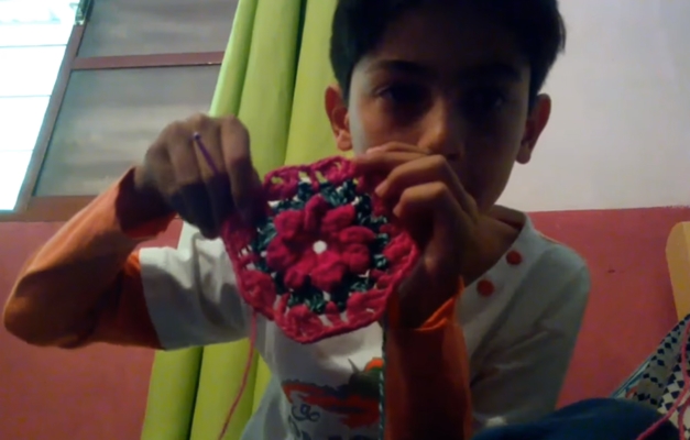 Menino de 12 anos ensina a fazer crochê pelo YouTube