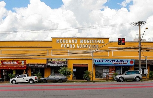 Mercados Municipais de Goiânia recebem 1º Alvará de Localização 