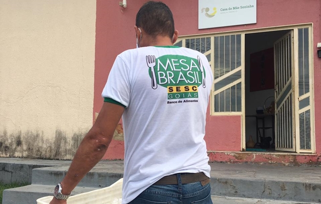 Mesa Brasil Sesc doa máscaras, produtos de higiene e alimentação em Goiânia