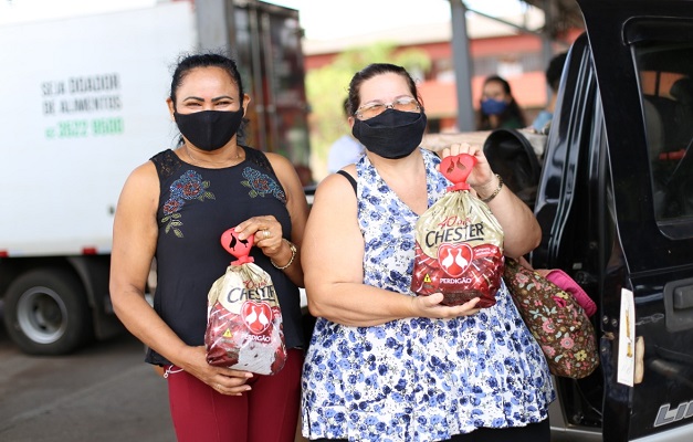 Mesa Brasil Sesc Goiás distribui chesters para famílias goianas