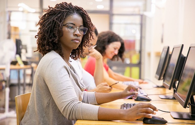 Mesmo mais escolarizadas, mulheres ganham quase 20% a menos que homens