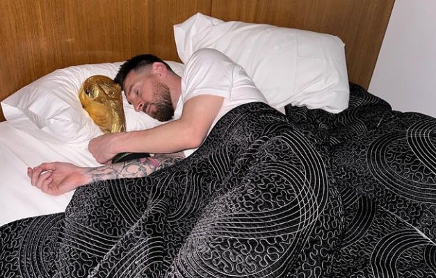 Messi publica foto dormindo ao lado da taça da Copa do Mundo: 'Bom dia'