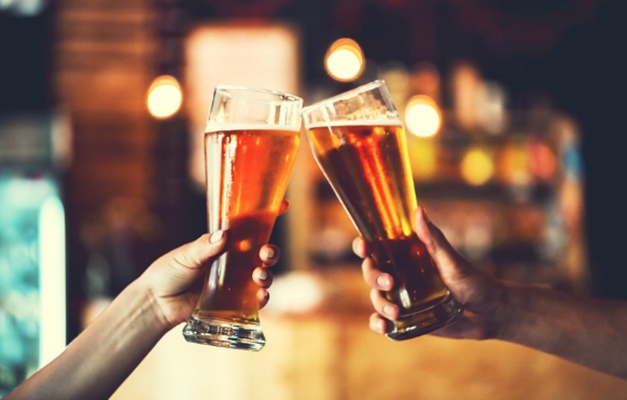 Mestres-cervejeiros esclarecem cinco mitos sobre a bebida gerados por boatos
