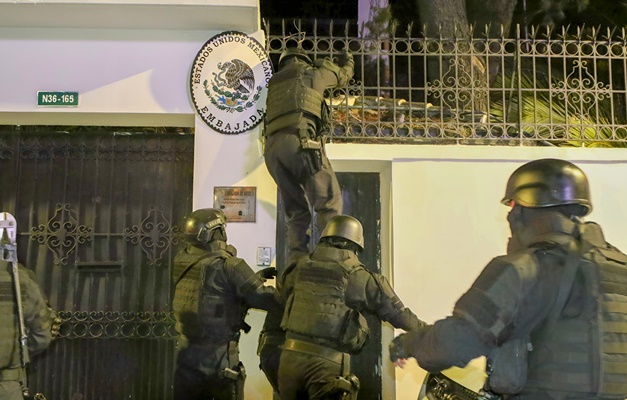 México rompe relações diplomáticas com Equador após ter embaixada invadida em Quito