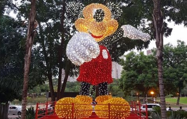 Mickey gigante e iluminado chega a shopping de Goiânia 