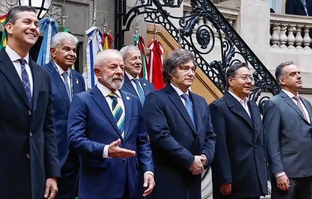 Milei passa comando do Mercosul para Lula com possível saída do bloco