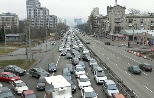 Milhares de pessoas tentam deixar Kiev; capital da Ucrânia vive caos