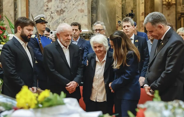 Milhares de uruguaios se despedem de Pepe Mujica em funeral em Montevidéu
