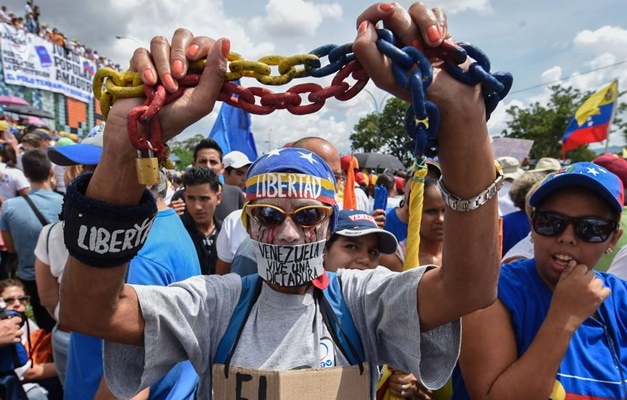 Milhares de venezuelanos vão às ruas para protestar contra Maduro