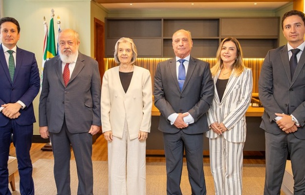 Ministra Cármen Lúcia se reúne com administração do TRE-GO