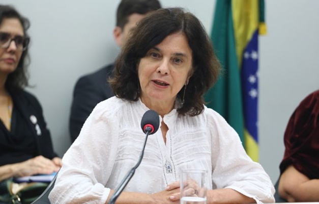 Ministra tem embate com deputados antivacina e defende imunização de crianças contra covid