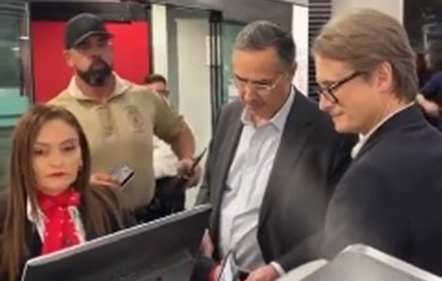 Ministro Barroso do STF é hostilizado em aeroporto de Miami